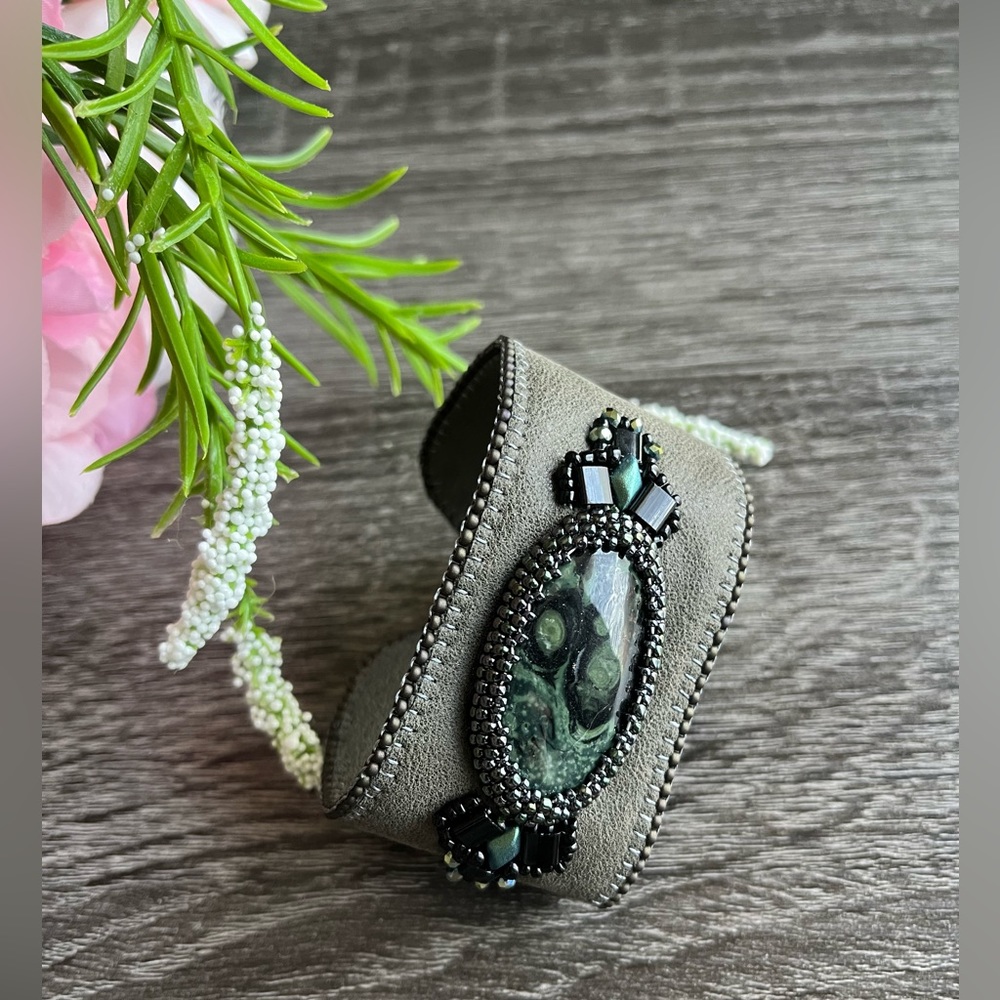 Leather bracelet with gemstone embroidered